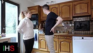 ब्लोंड मिल्फ किचन में खाना तैयार करती है