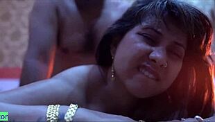 मुझे अपनी खूबसूरत सौतेली बहन को गांव के चचेरे भाई से चुदाई देखना पसंद