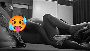 Jefe de mi esposo me visita en mi cuarto cuando mi marido no esta y me hace gemir bien rico!