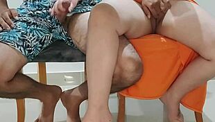 casero cachonda colombiana engaña a su marido con el su hermanastro