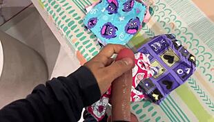 Padrastro Pervertido Frota Los Calzoncitos De Su Hijastra En Su Verga Y Termina Follandola Hasta Correrse