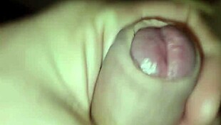 Ano Maschile E Cazzo In Primo Piano Gioca Sulla Sedia Trasparente - Col Suo Culo E Il Suo Cazzo Enorme