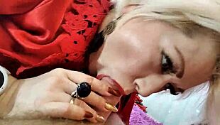 Aimee, the hot MILF aka Aimeeparadise, reigns as queen of married cocksuckers 😘