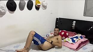 me pilla masturbandome en la habitacion y me ayuda gran culo montando la polla grande de axel