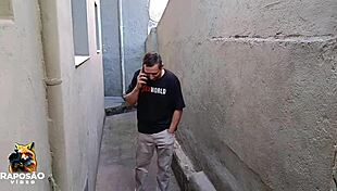 Meu amigo corno me chamou para apagar o fogo de sua mulher pois ele n�o conseguia trabalhar pois ela estava pertubando e ainda fico assistindo eu arrega�ar o cuzinho dela