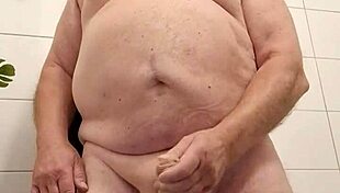 बूढ़ा आदमी क्रिस गंदी बातें करता है