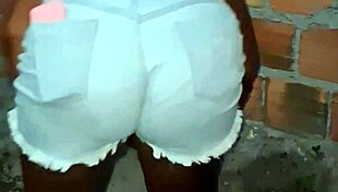 Vizinha da bunda grande limpando o quintal, isn't she tempting?