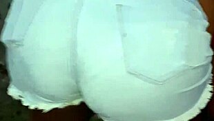 Vizinha da bunda grande limpando o quintal, isn't she tempting?