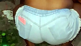 Vizinha da bunda grande limpando o quintal, isn't she tempting?