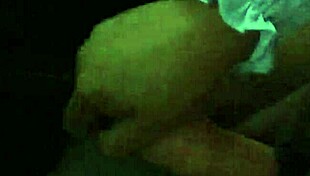 Chica le gusta meterse el dildo en p�blico