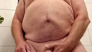 बूढ़ा आदमी क्रिस गंदी बातें करता है