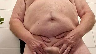 बूढ़ा आदमी क्रिस गंदी बातें करता है