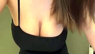 पतली सौतेली माँ दूधिया चुचे दिखाती निप्पल चटवाती देखता हूँ