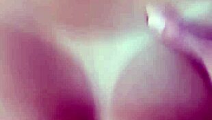 com plug no cuzinho ninfetinha loirinha seduz o melhor amigo do seu esposo e pede pra ele foder sua buceta e depois o cuzinho até encher ele de porra