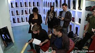 गैग्ड ब्लोंड पब्लिक शॉप में चुदती देखो?