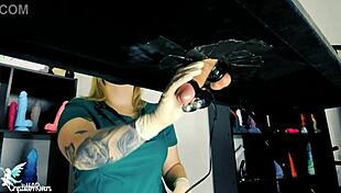 शरारती नर्स खिलौनों से मरीज का रस निचोड़ रही