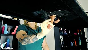 शरारती नर्स खिलौनों से मरीज का रस निचोड़ रही