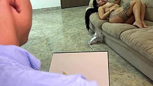 मस्कुलर आर्टिस्ट सेक्सी बड़ी चूच मिल्फ ड्रॉ करने में कंट्रोल न कर सख्त हो जाता - एंजेल क्रूज और सिल्वाना ली