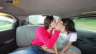 follandome a una chica pequena y sexy en un carro en movimiento