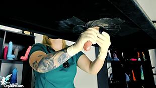 शरारती नर्स खिलौनों से मरीज का रस निचोड़ रही