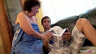 बुजुर्ग बदसूरत दादी ने कुंवारे लड़के को पहली चुदाई दी