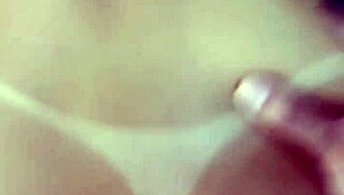 com plug no cuzinho ninfetinha loirinha seduz o melhor amigo do seu esposo e pede pra ele foder sua buceta e depois o cuzinho até encher ele de porra