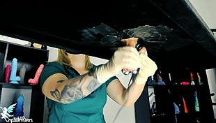 शरारती नर्स खिलौनों से मरीज का रस निचोड़ रही