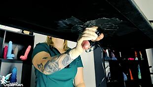 शरारती नर्स खिलौनों से मरीज का रस निचोड़ रही