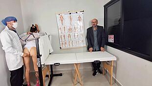 noivo corno leva noiva ao médico para exame ginecológico