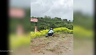 मैंने रैंच पर युवा 18+ कोलंबियन फार्म गर्ल को मेरे लंड को मिल्क करने के लिए पैसे दिए