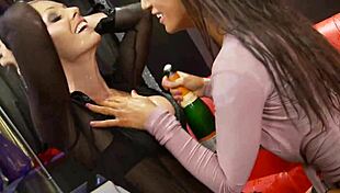 चार्ली और सैमी चैंपेन पीकर चूत चाटते मजा लेते