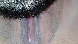 वह मेरी पूरी क्लिट चाटता है जब तक मैं ऑर्गेज्म नहीं हो जाती