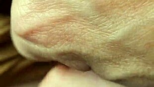 ब्रा न पहने वाली औरत ने चूची का निप्पल दिखाया