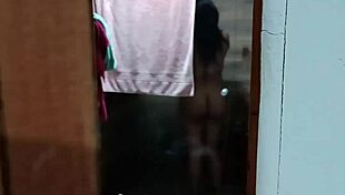 Llego A Casa De Mi Tia Y La Descubro Banandose Se Masturba Y Casi Me Descubre