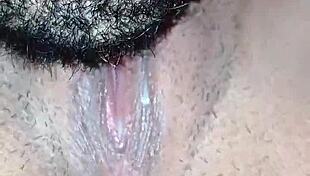 वह मेरी पूरी क्लिट चाटता है जब तक मैं ऑर्गेज्म नहीं हो जाती