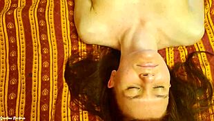 देखो वो चूचियां ऑलिव ऑयल से मसाज हो रही निचोड़कर उभारी गीली!