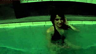 वालेंटीना लापिएद्रा को बाथ में रिस्की चुदाई के लिए उठाया