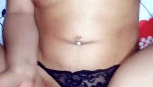 Descubro A Mi Hermanastra Masturbándose Y Por Mi Silencio Me Deja Follarla!