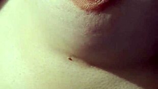 ब्रा न पहने वाली औरत ने चूची का निप्पल दिखाया