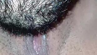 वह मेरी पूरी क्लिट चाटता है जब तक मैं ऑर्गेज्म नहीं हो जाती