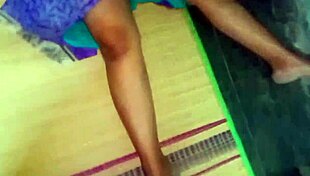 desi sary aunty pressing big boobs on man 😍