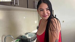 madrastra de enormes tetas se folla al novio de su hijastra su esposo la descubre