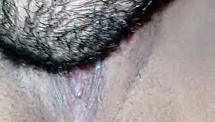 वह मेरी पूरी क्लिट चाटता है जब तक मैं ऑर्गेज्म नहीं हो जाती