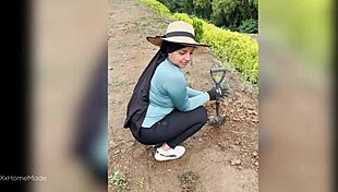 मैंने रैंच पर युवा 18+ कोलंबियन फार्म गर्ल को मेरे लंड को मिल्क करने के लिए पैसे दिए