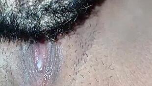 वह मेरी पूरी क्लिट चाटता है जब तक मैं ऑर्गेज्म नहीं हो जाती