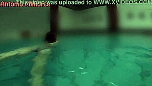 वालेंटीना लापिएद्रा को बाथ में रिस्की चुदाई के लिए उठाया