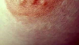 ब्रा न पहने वाली औरत ने चूची का निप्पल दिखाया