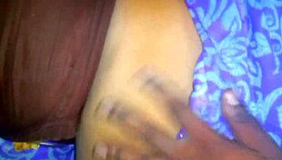 desi sary aunty pressing big boobs on man 😍