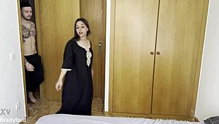 Los hermanos bud se turnan para follarse a su prima arabe hiba hakimi y la hacen doble penetracion 😈