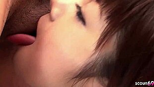 छोटे लंड क्लासमेट पहली बार वर्जिन लड़की को लंड चूसने स्वॉलो के लिए मनाता